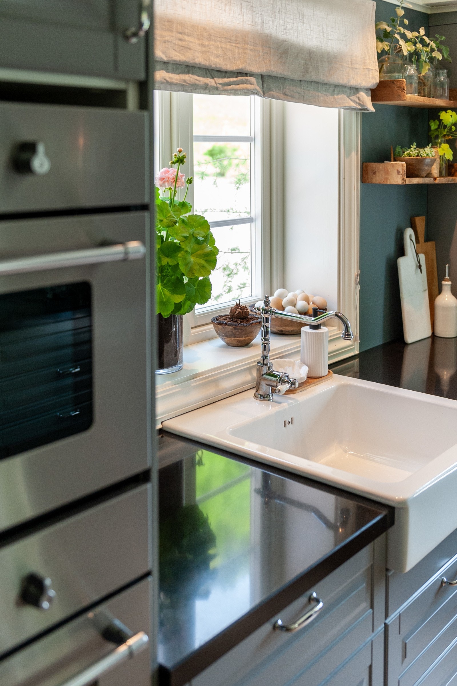 Benkeplatene er i sort stein. Galleribilde