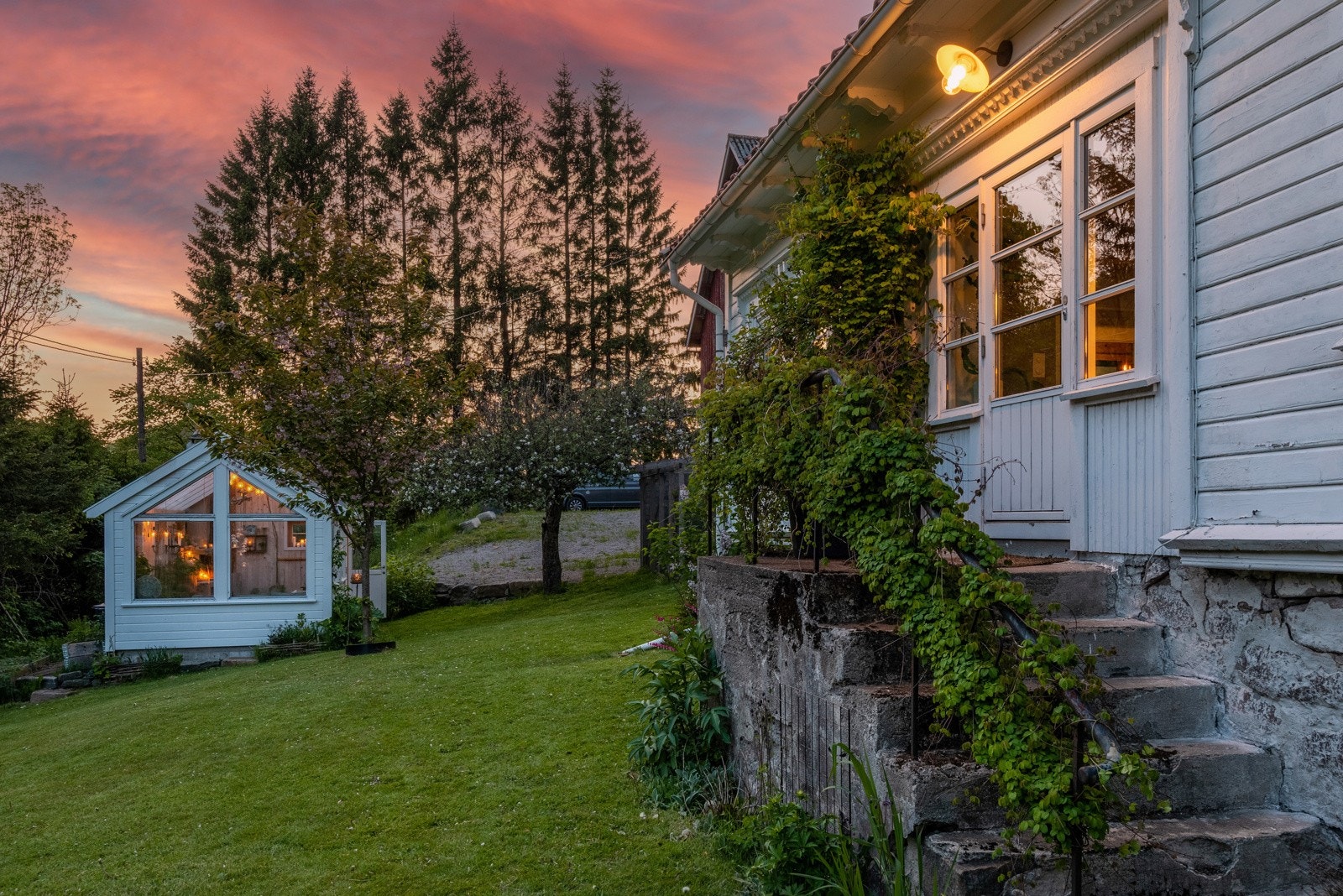 Rekkverket på trappen er i original smijern. Galleribilde