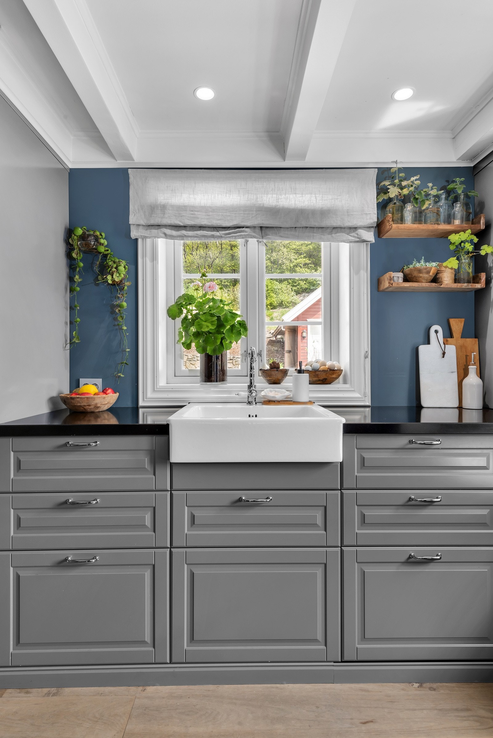 Fra oppvaskbenken er det fin utsikt til terrassen. Galleribilde