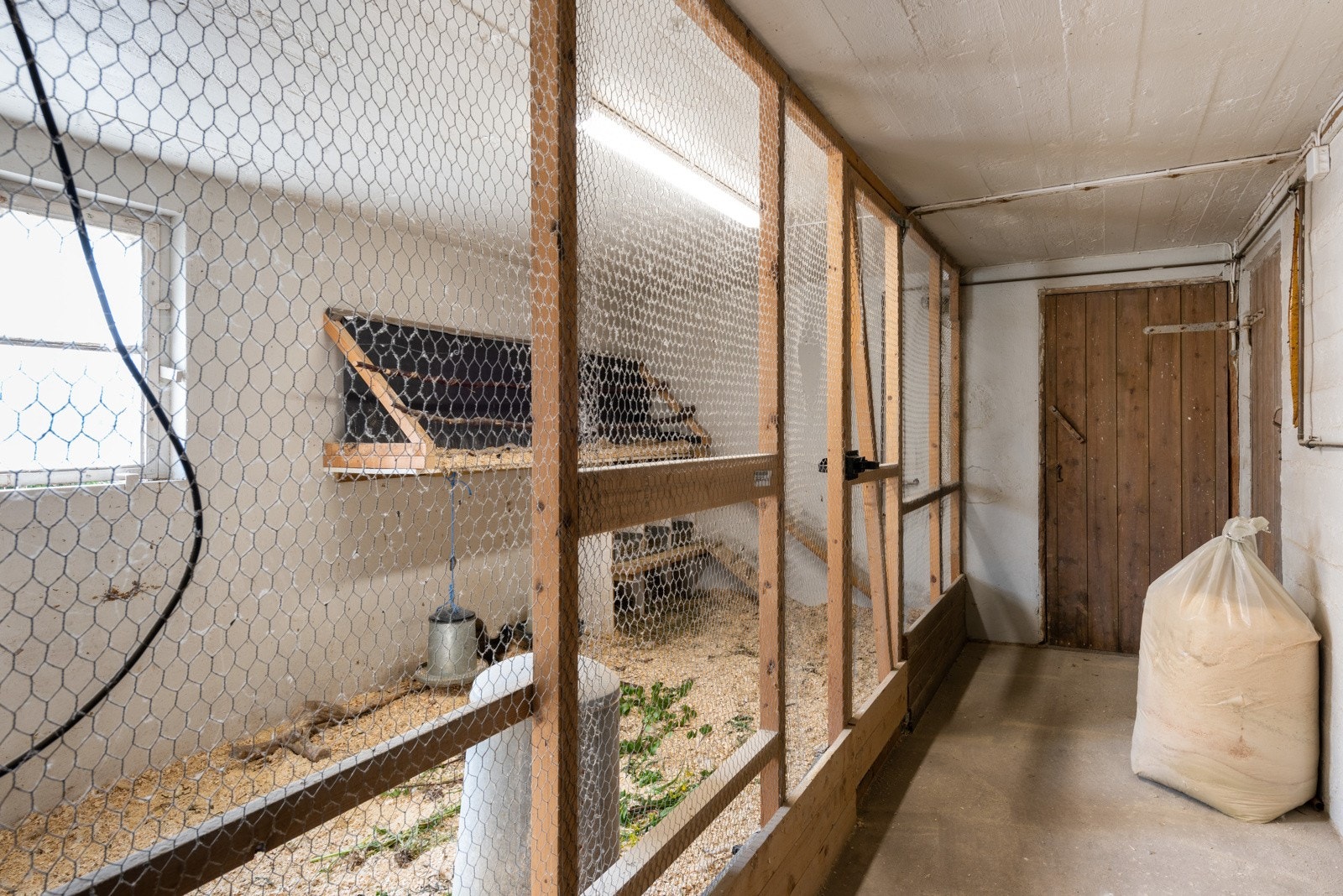 Her er det hyggelig å bo for både kaniner og høner. Galleribilde