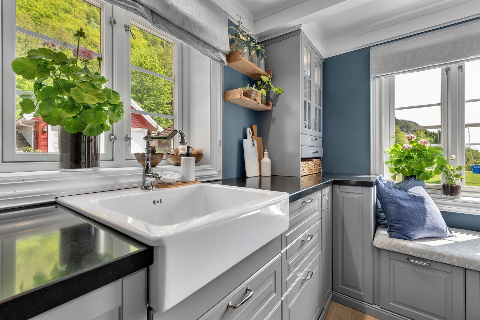 Av hvitevarer har innredningen induksjonstopp, stekeovn, oppvaskmaskin, mikro, og kjøleskap. Galleribilde