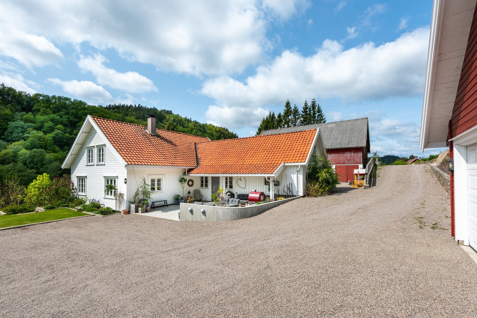 Gårdstunet er flott opparbeidet og gir et velstelt, godt førsteinntrykk. Galleribilde