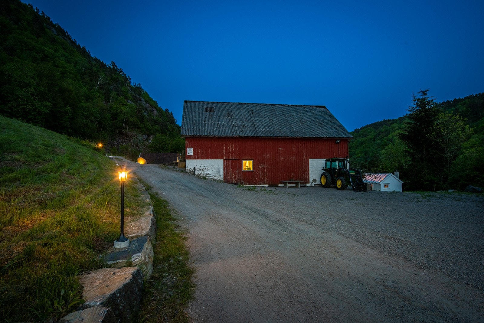 Velplassert utebelysning gir en hyggelig velkomst i kveldsmørket. Galleribilde