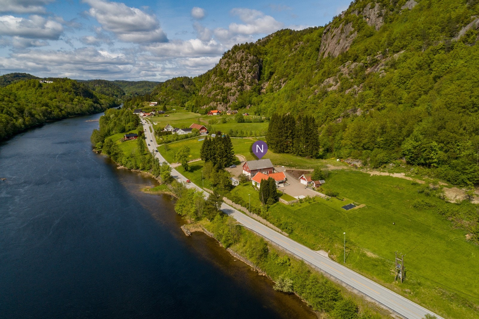 Beliggenheten er idyllisk ved Otra, hvor det medfølger lakserett. Galleribilde