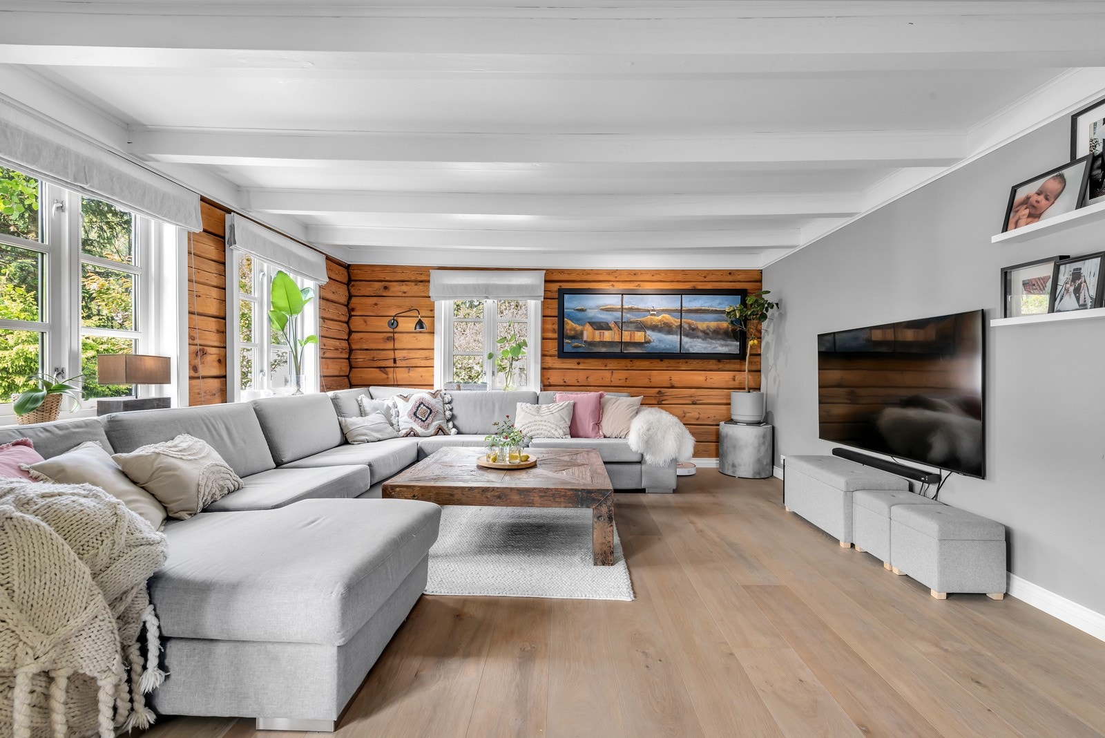 Originale tømmervegger vitner om boligens historie. Galleribilde