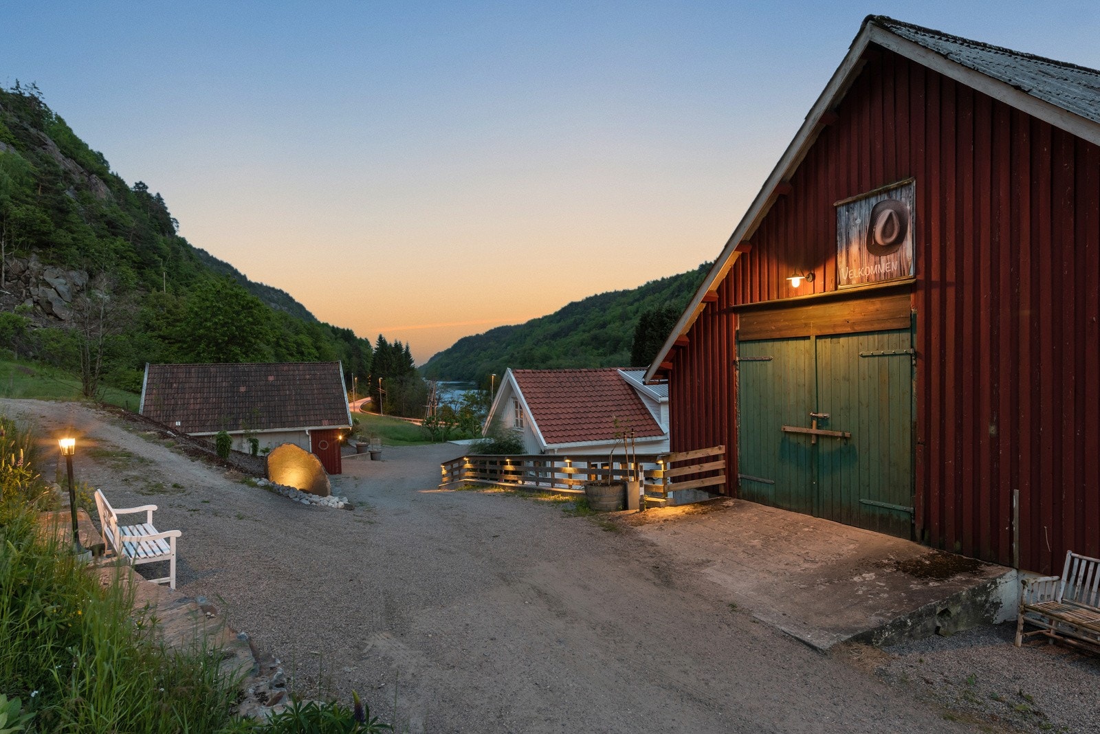 Til loftet på låven er det adkomst via doble slagdører. Kanskje er det her det skal inviteres til fest? Galleribilde