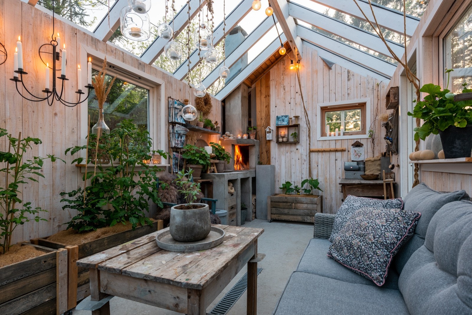 Hagestua har en støpt arbeidsbenk med åpen peis. Galleribilde