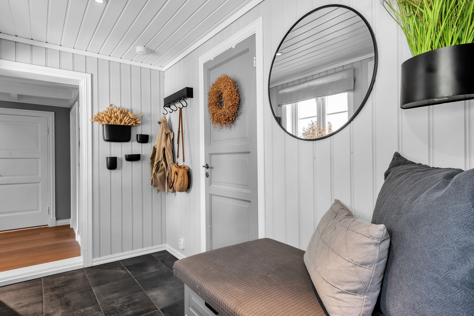 Fra entreen er det dør inn til badet og videre adkomst til gangen ved kjøkkenet. Galleribilde