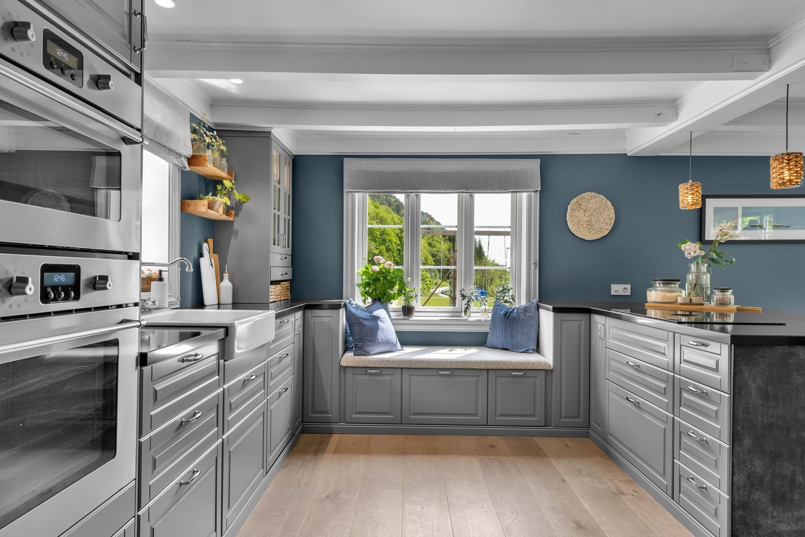 Foran vinduet er det en koselig sittebenk. Galleribilde