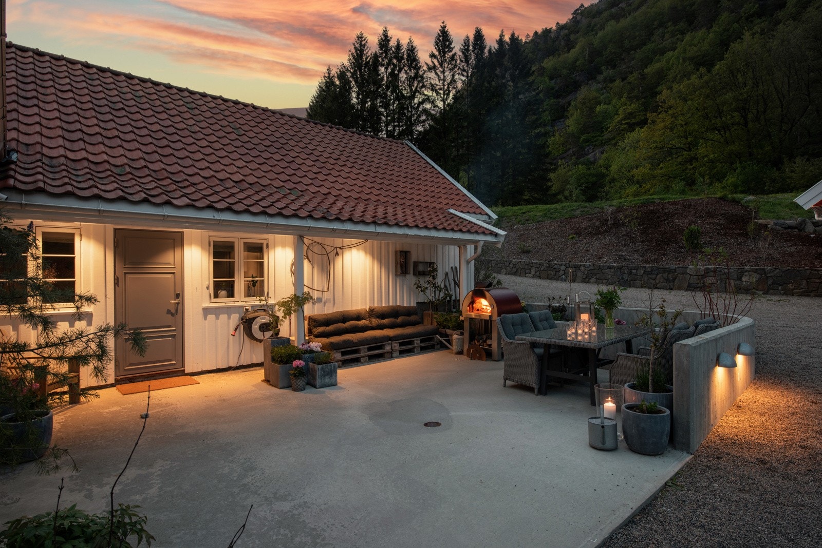 På terrassen foran inngangspartiet er det deilig å sitte ute langt inn i sene kveldstimer. Galleribilde
