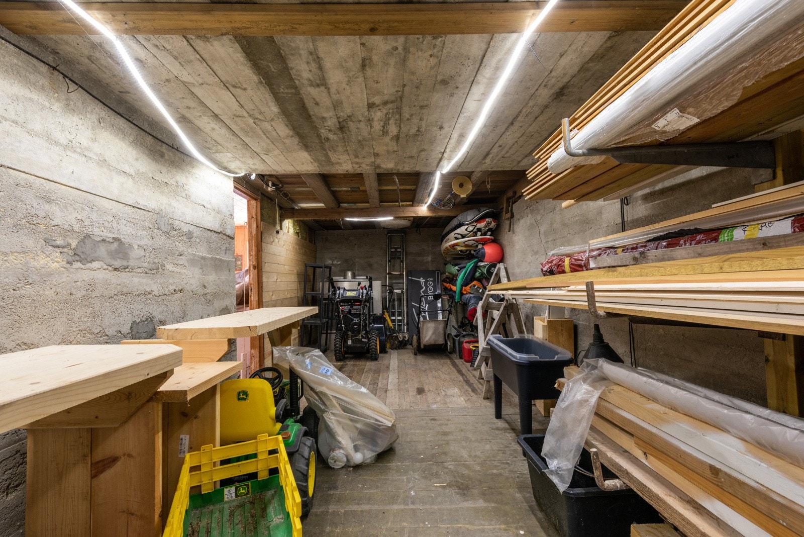 Innenfor verkstedet er det et stort lagerrom. Galleribilde