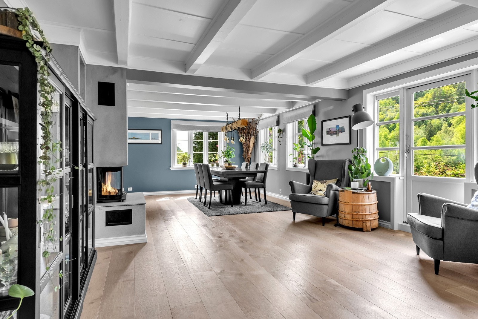 Fargene er harmoniske i blått, hvitt og grått. Galleribilde