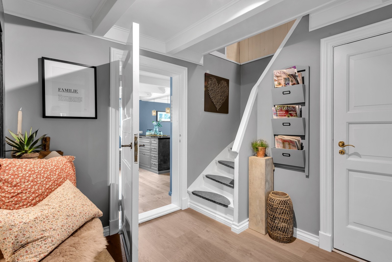 Fra gangen utenfor kjøkkenet er det trapp opp til andre etasje. Galleribilde