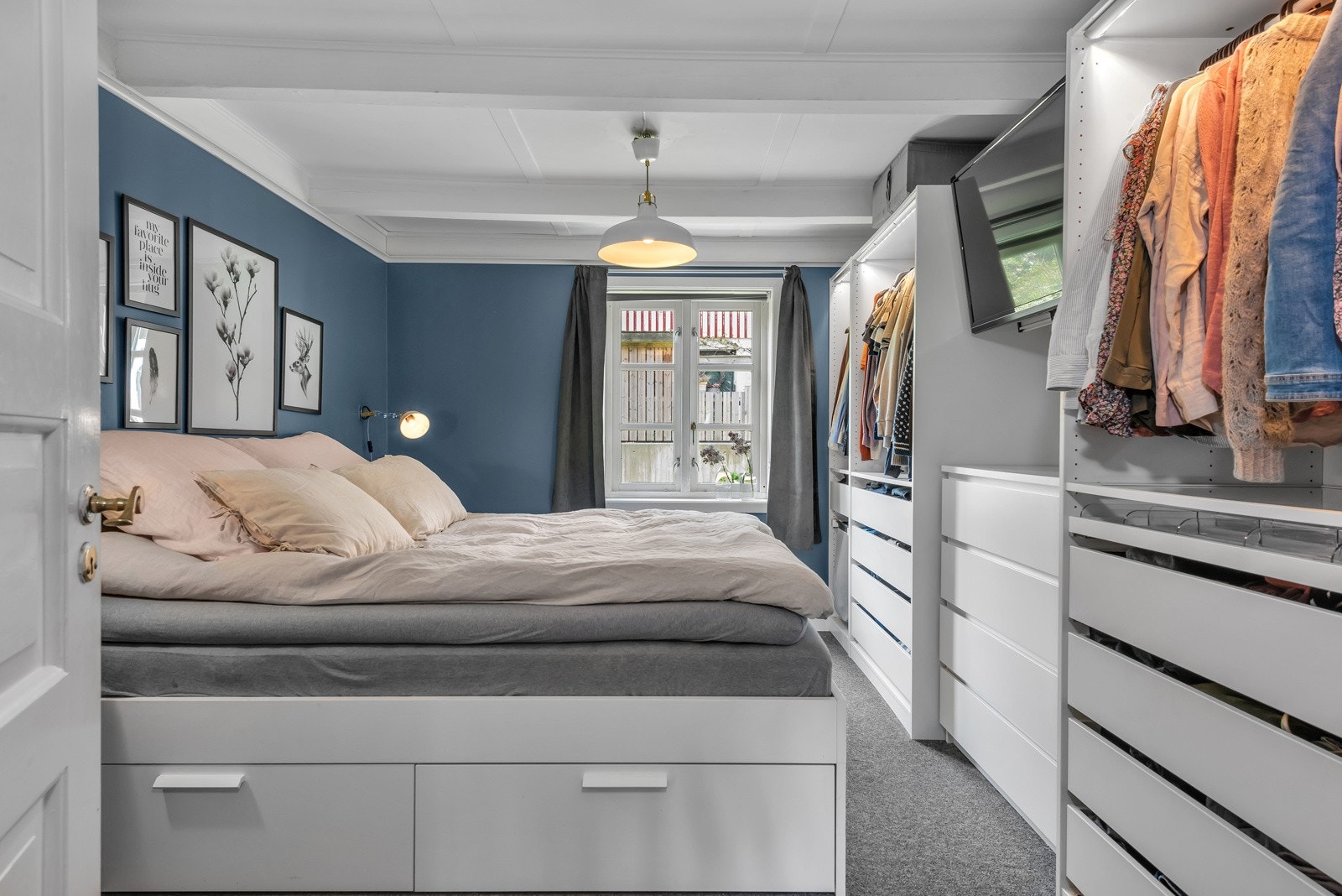 Boligen har tre store soverom. Hovedsoverommet ligger i første etasje og har fin garderobeløsning. Galleribilde