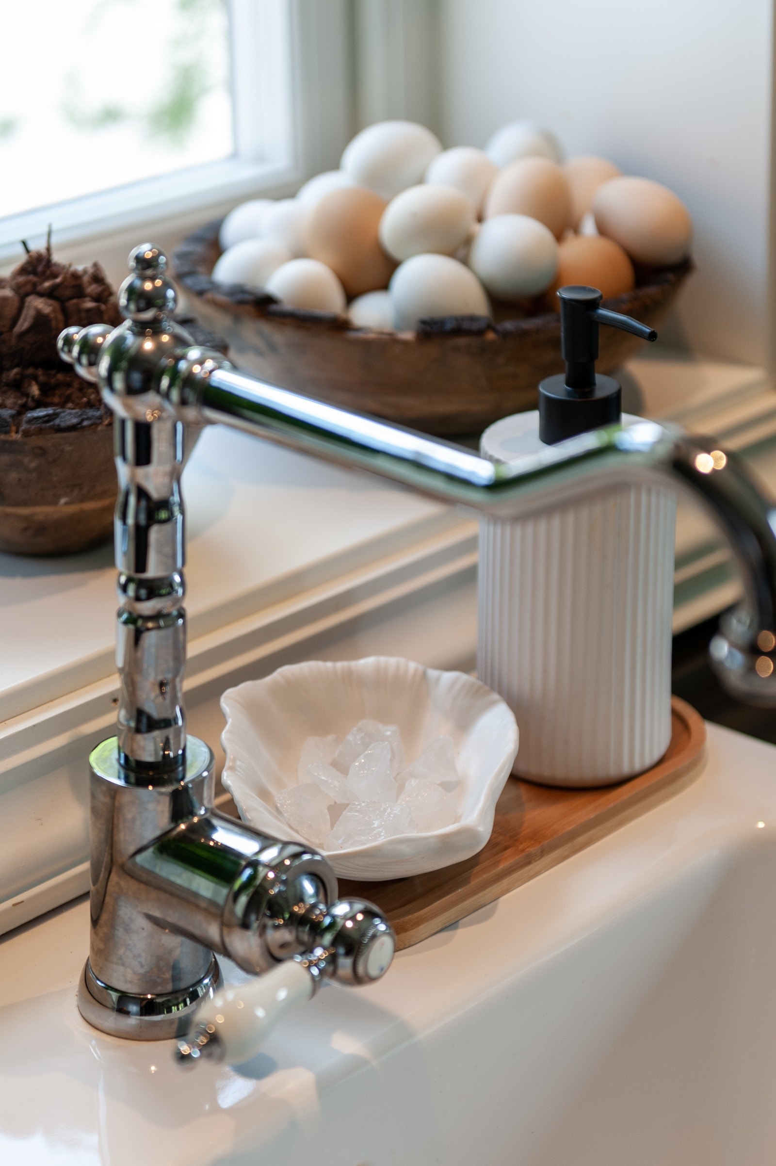 Kjøkkenkranen har et nostalgisk design. Galleribilde