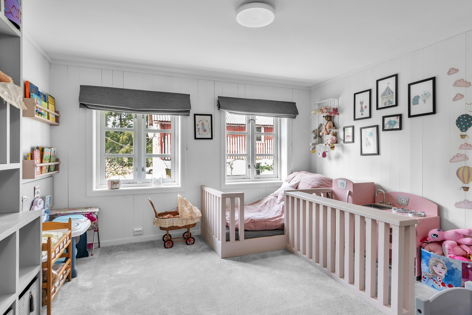 I andre etasje ligger to koselige soverom. Her er er det plassbygd både seng og lekesone. Galleribilde