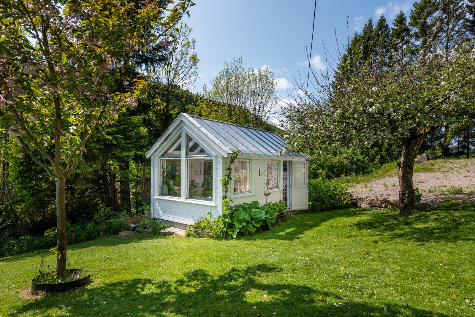 Hagestuen ligger idyllisk plassert. Galleribilde