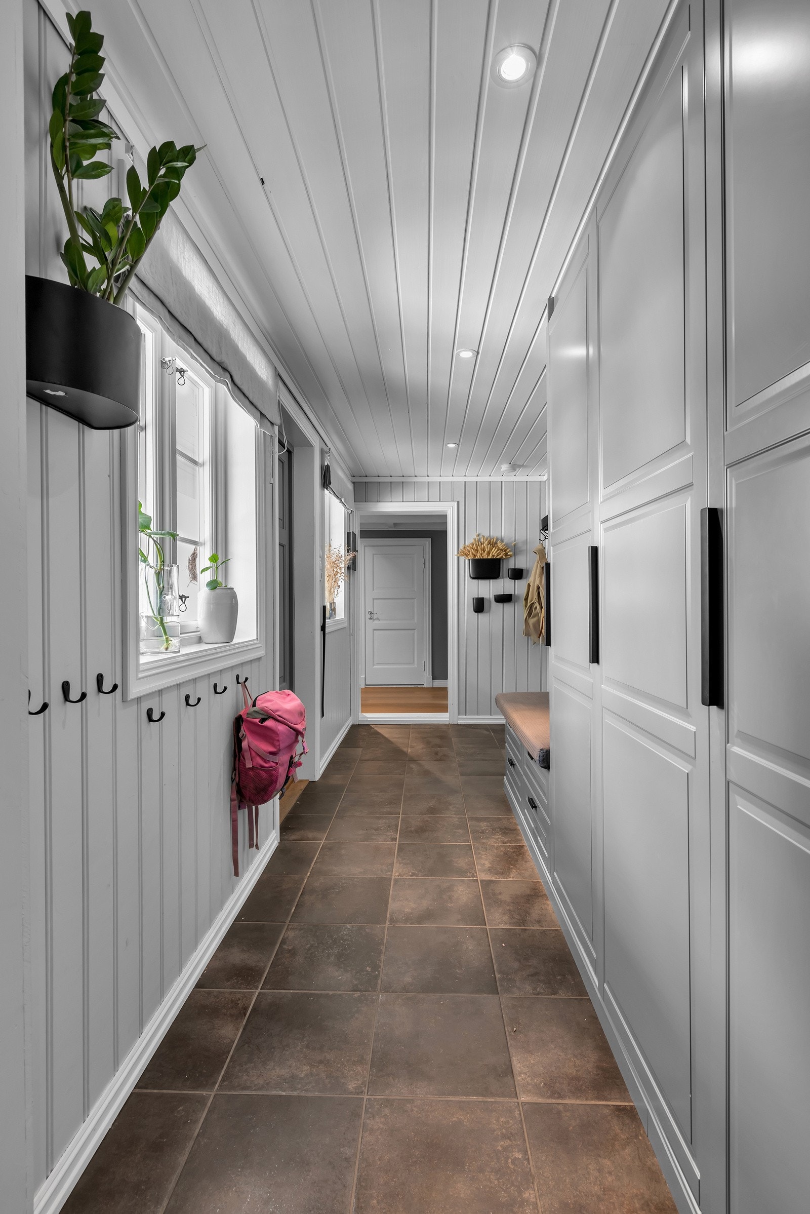 Entreen har en flott garderobe med takhøye skap og sittebenk. Galleribilde