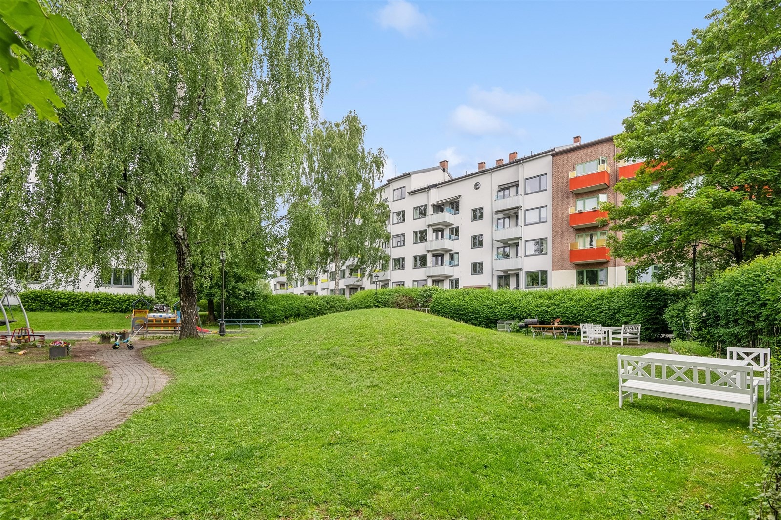 Hyggelig bakgård med sitteplasser og grill Galleribilde