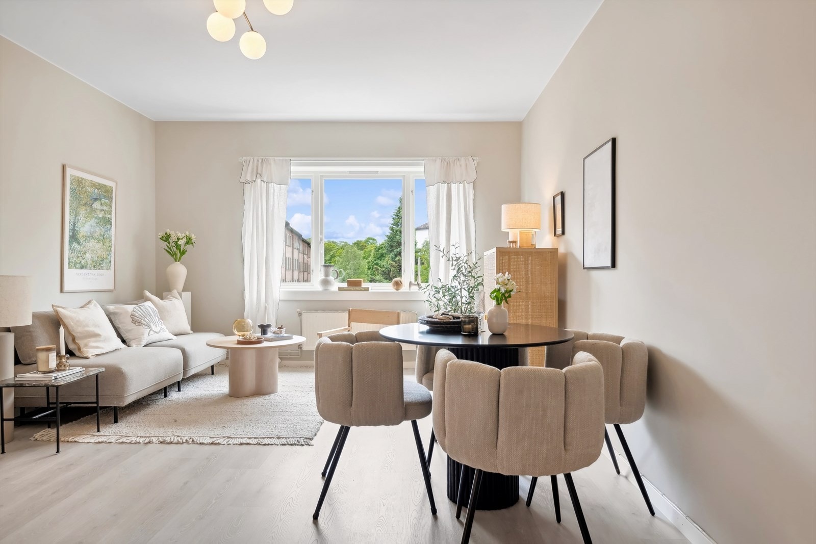 Stor stue med god plass til både spisebord og sofa Galleribilde