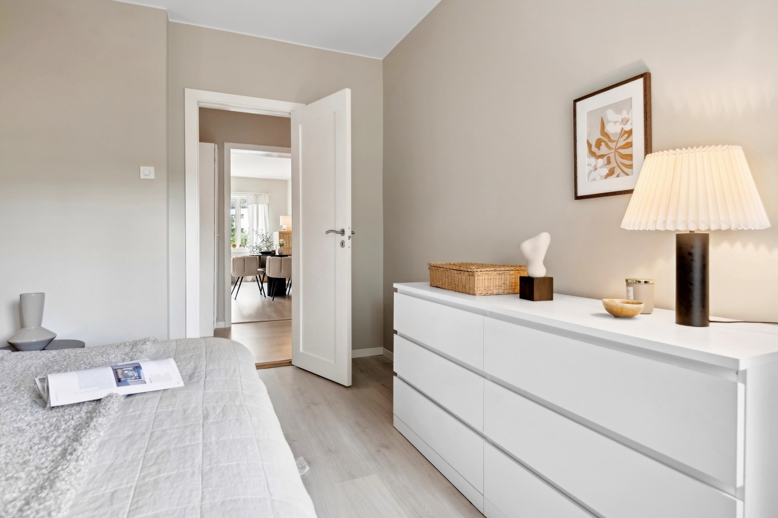 God plass til garderobeskap Galleribilde