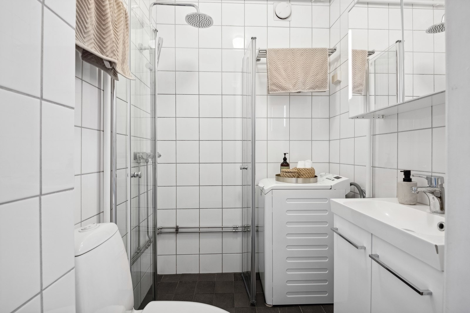 Pent flislagt bad med opplegg til vaskemaskin Galleribilde