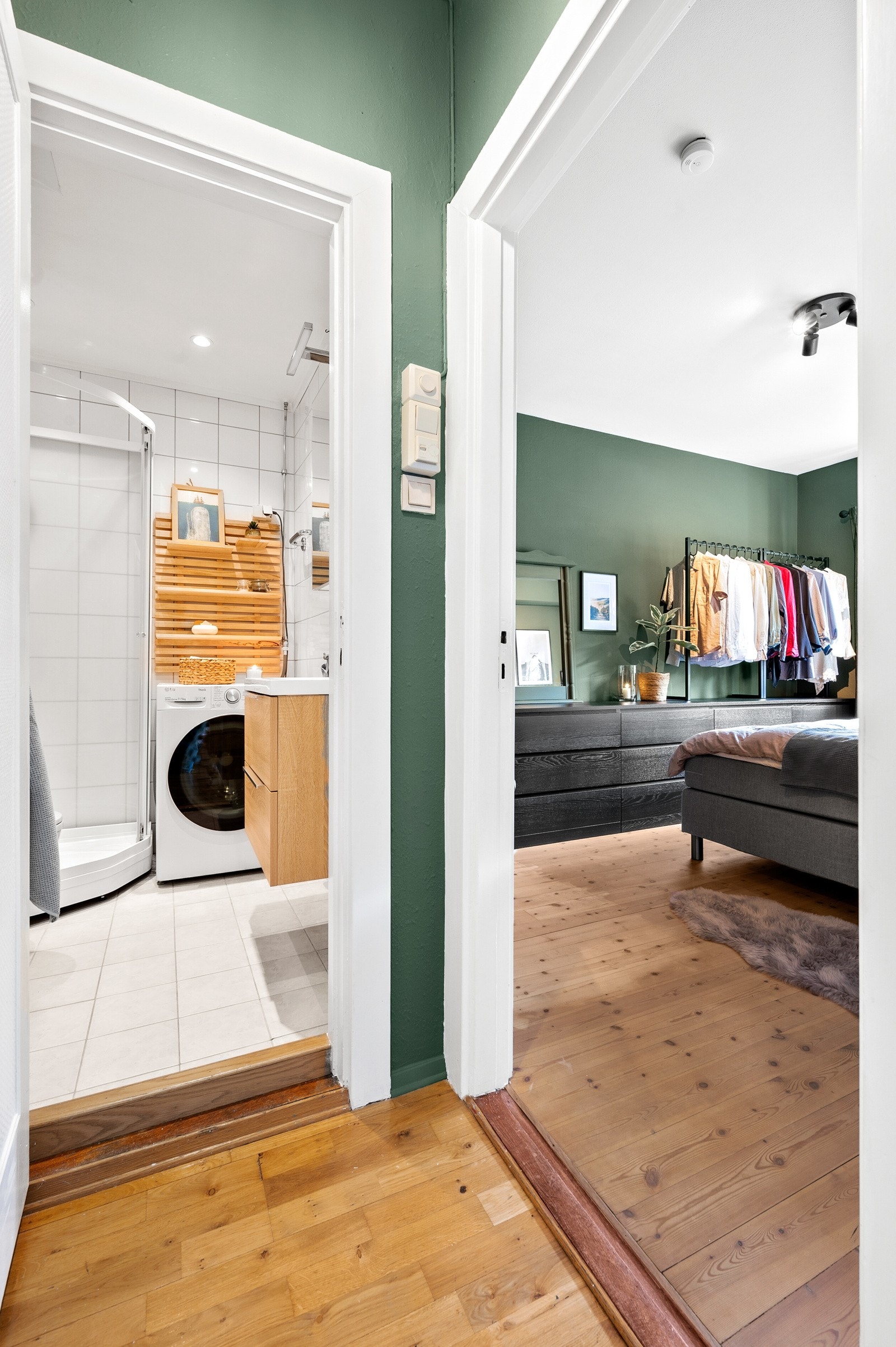 På den ene siden av leiligheten vil du finne badet og hovedsoverommet. Galleribilde