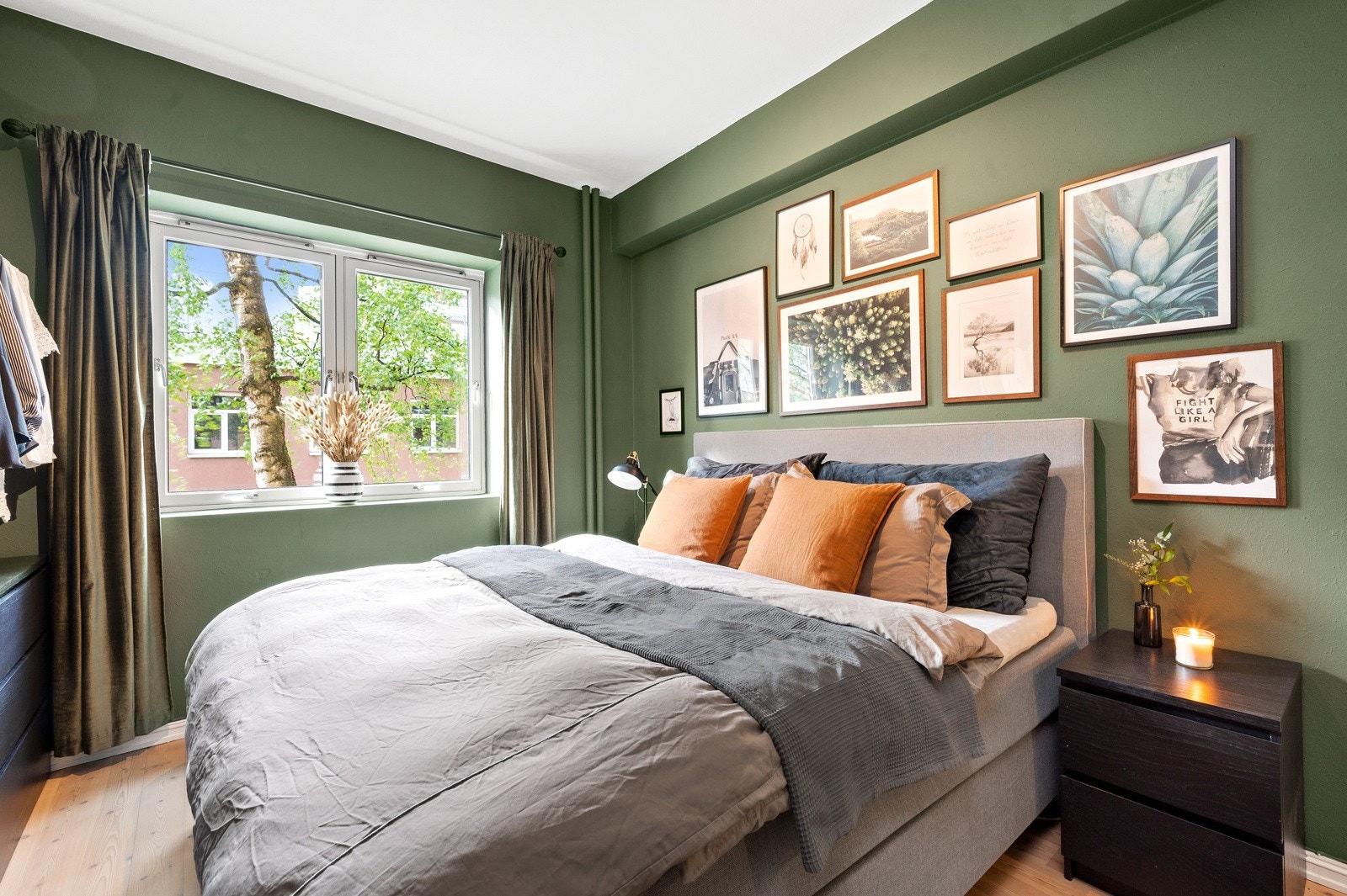 Hovedsoverommet har en svært god størrelse hvor du har rikelig med plass til stor dobbeltseng. Galleribilde