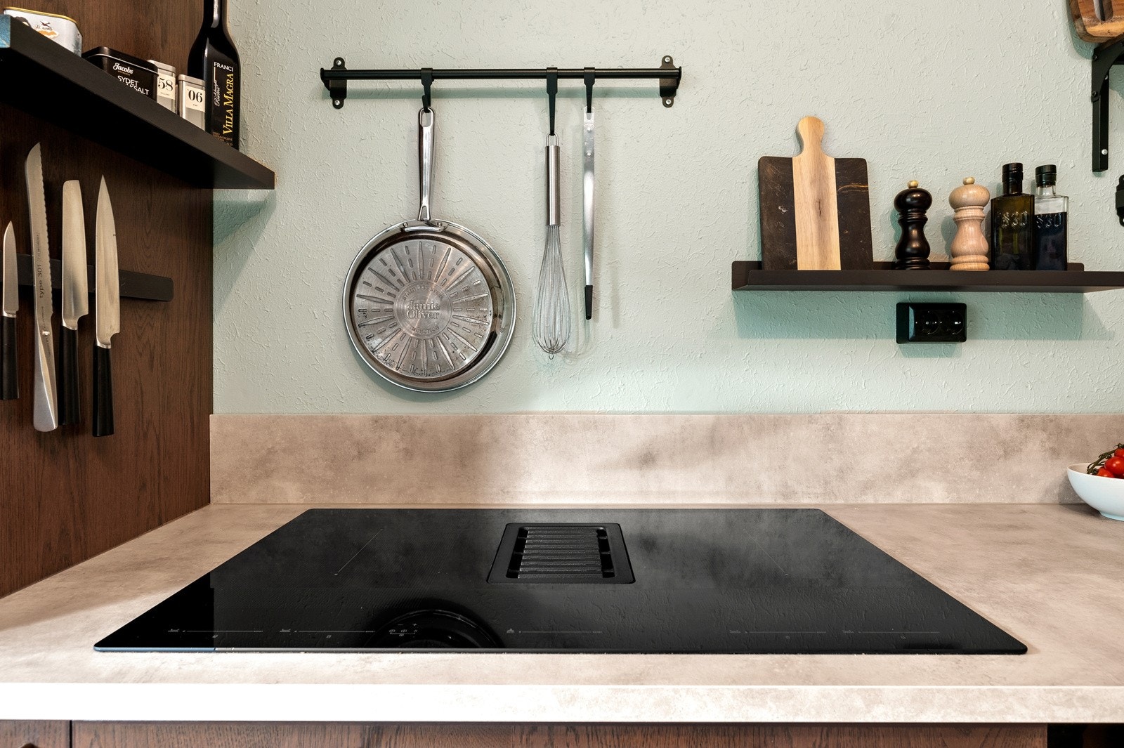 Moderne platetopp med integrert kullfiltervifte i selve platetoppen. Galleribilde