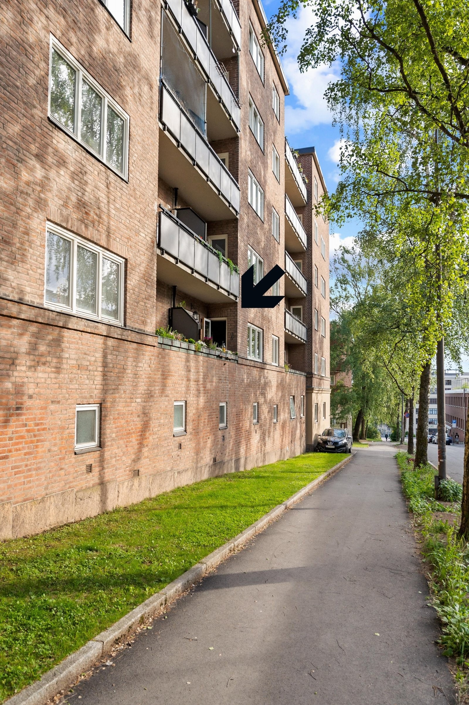 Leiligheten ligger i høy første etasje, hvor det er lite innsyn. Oppleves som en 2.etasje fra bakkeplan. Galleribilde