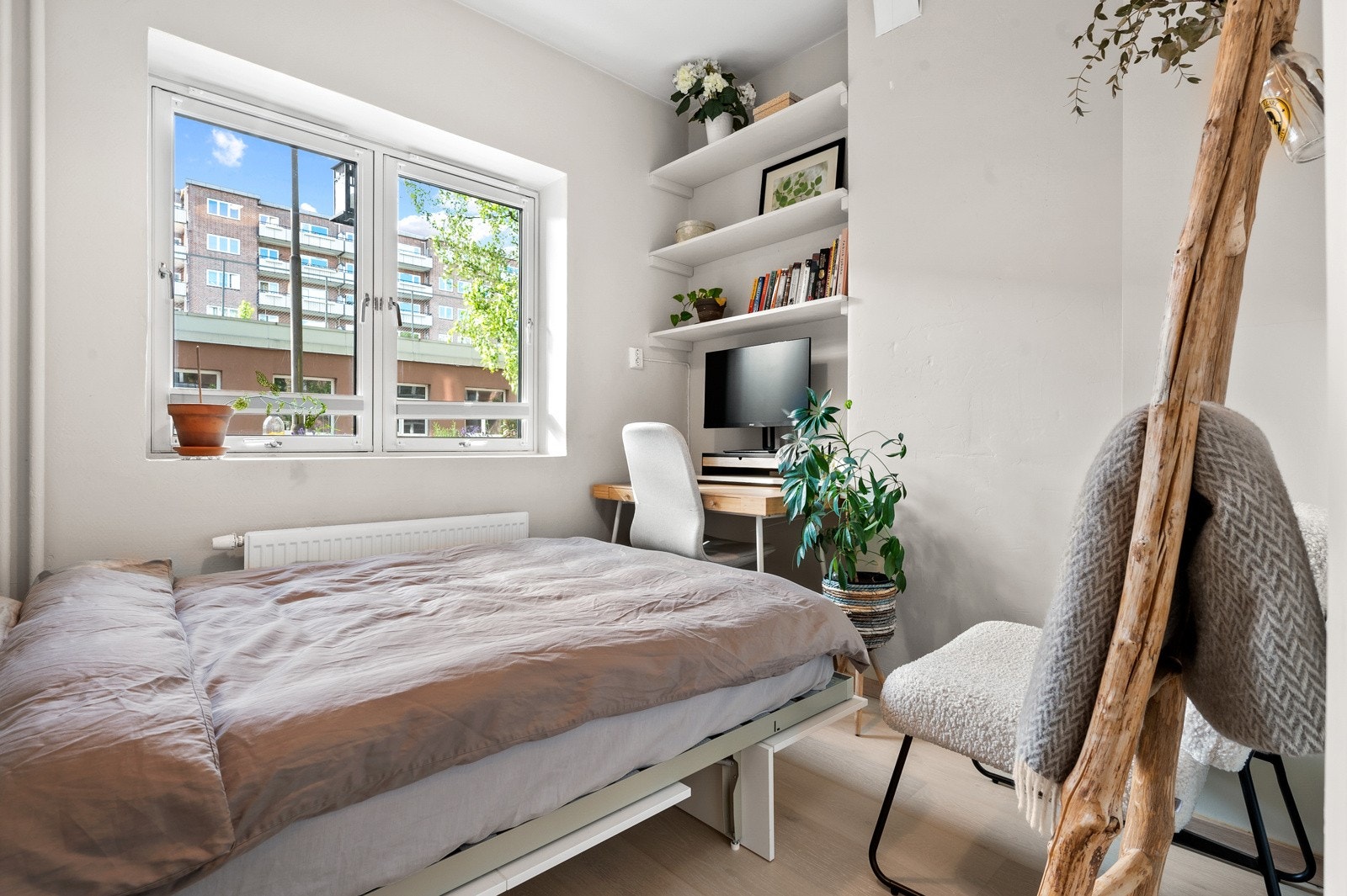 Den plassbygde sengen vil følge boligen ved salg. Galleribilde