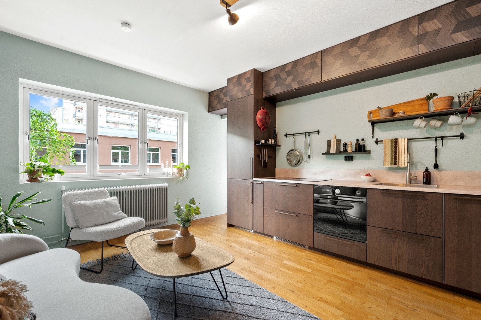 Flott kjøkken fra 2022 med finerte fronter og integrerte hvitevarer. Galleribilde