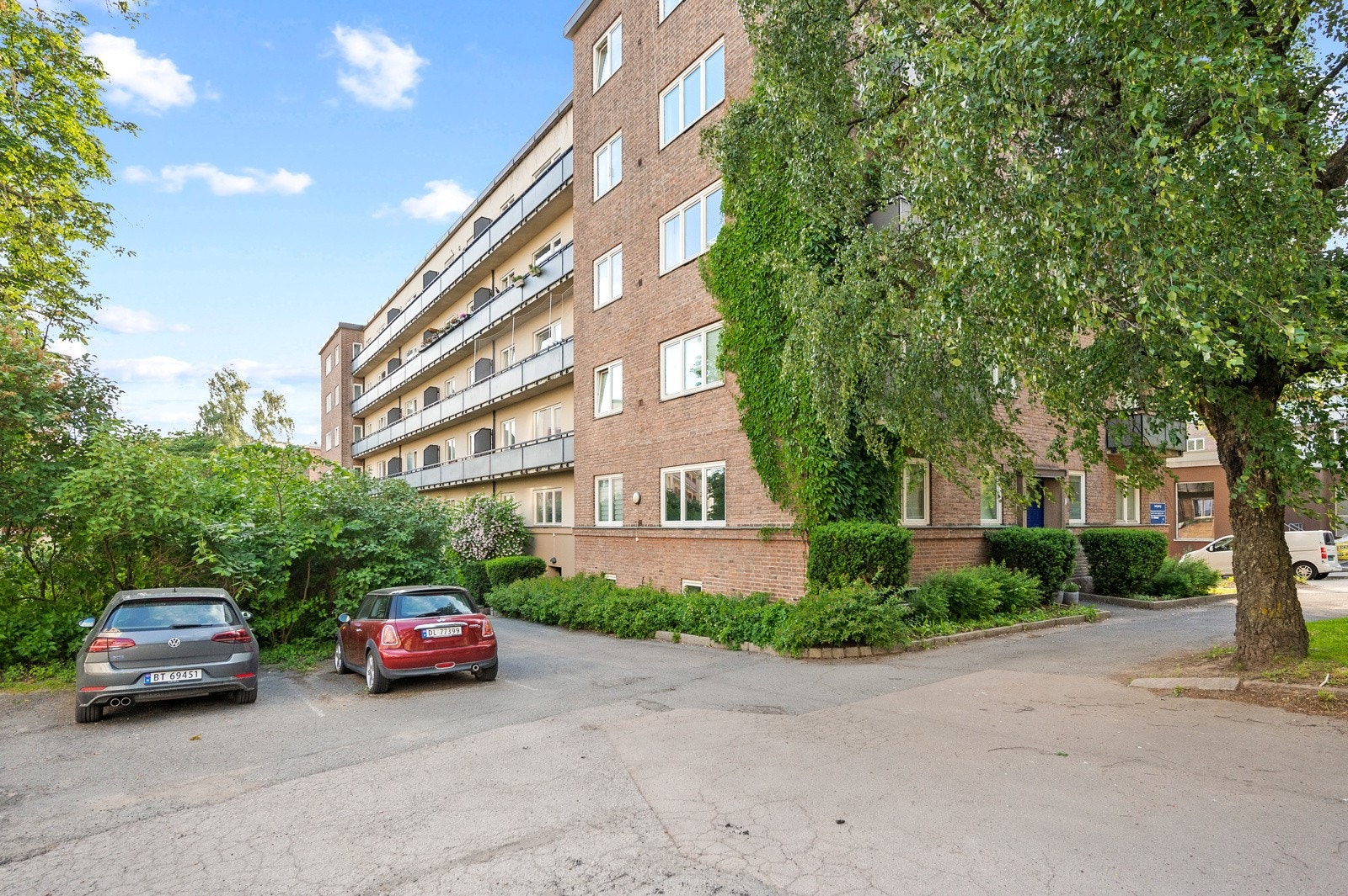 Dersom du har behov for fast parkeringsplass har sameiet plasser til utleie etter venteliste-prinsippet. Galleribilde