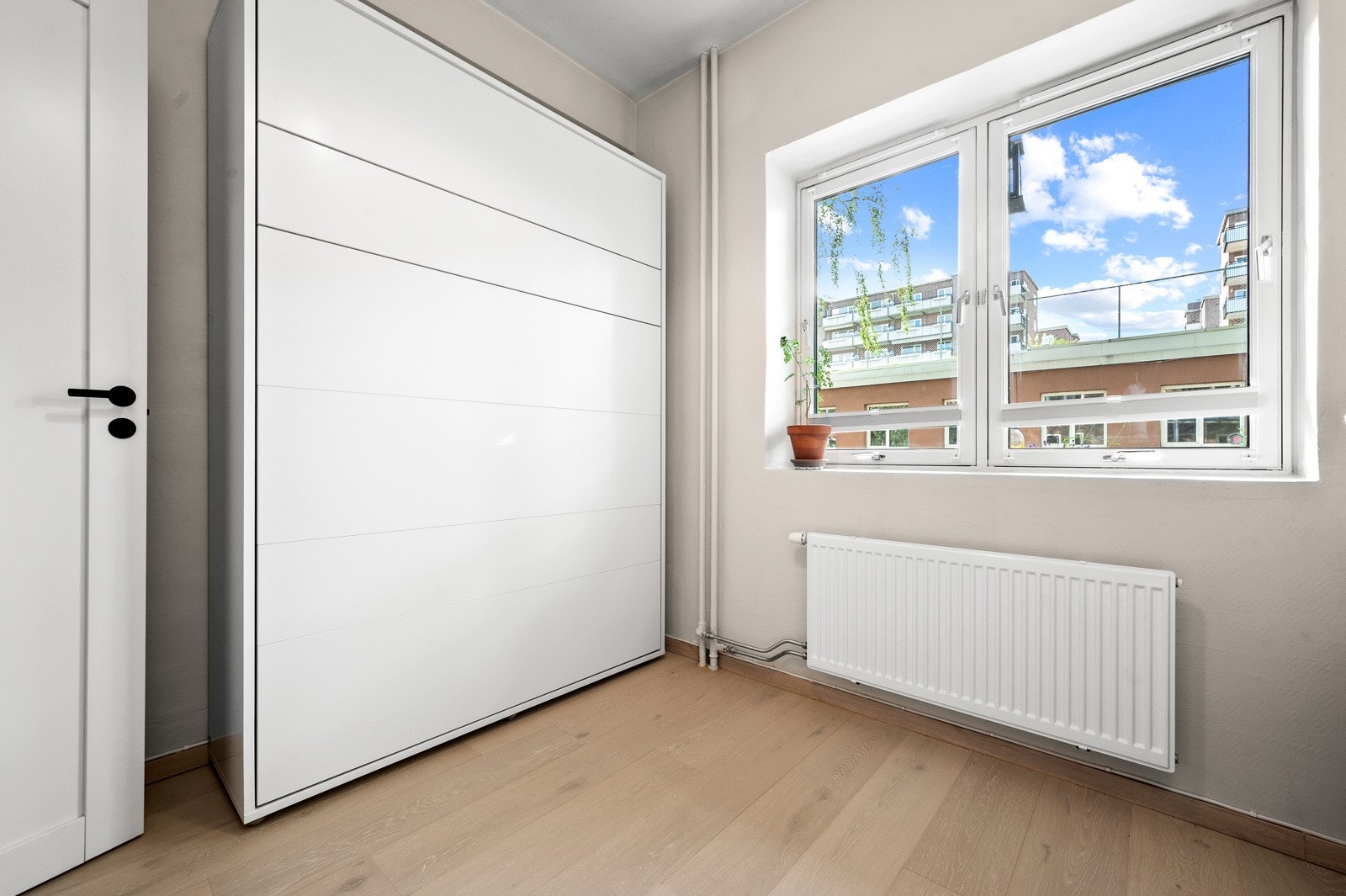 Praktisk plassbygget seng som enkelt kan slås opp for å få mer plass. Galleribilde