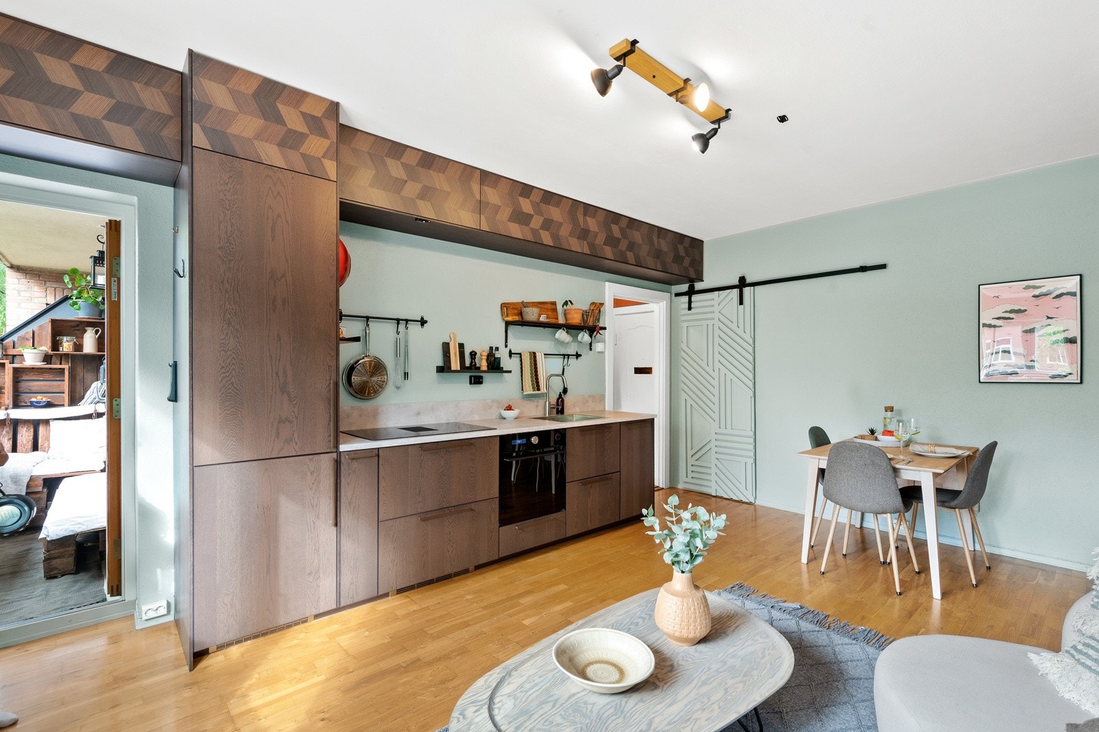 Leiligheten er malt i moderne og behagelige fargetoner som passer godt sammen. Galleribilde