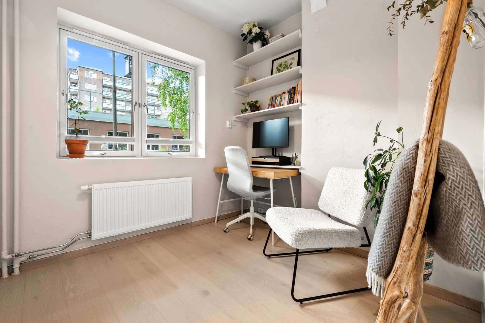 Dette rommet har også en god størrelse og fungerer som både soverom og kontor. Galleribilde