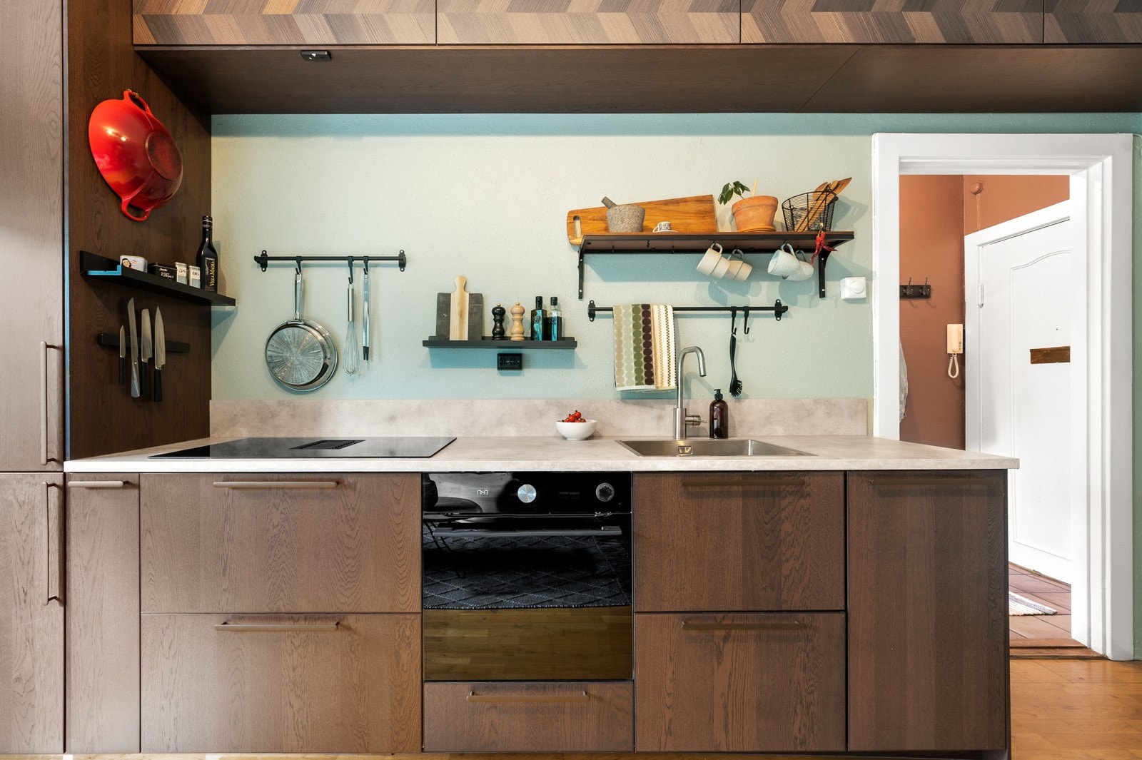 Integrert oppvaskmaskin, kjøleskap, stekeovn og induksjon platetopp fra 2022 vil følge boligen ved salg. Galleribilde