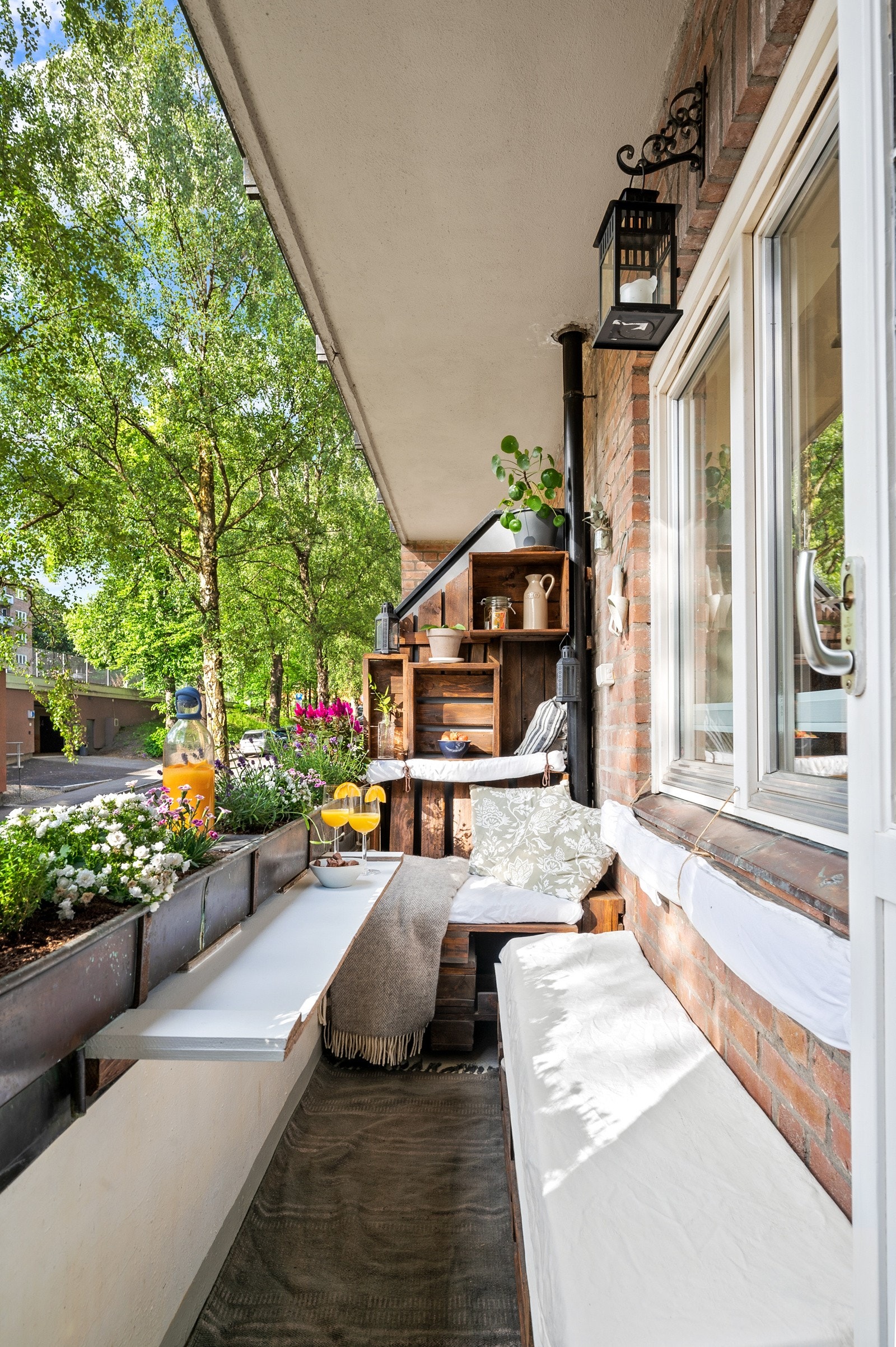 Den plassbygde sittebenken og hyllene vil følge med. Galleribilde