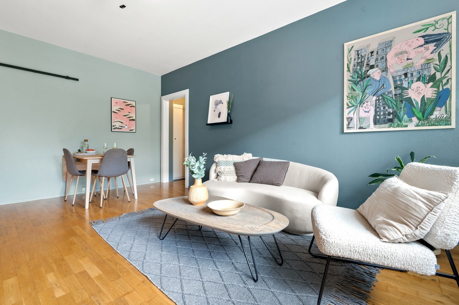 I stuen vil du få plass til et stort spisebord med stoler, slik at hele familien eller vennegjengen får plass under middagen. Galleribilde