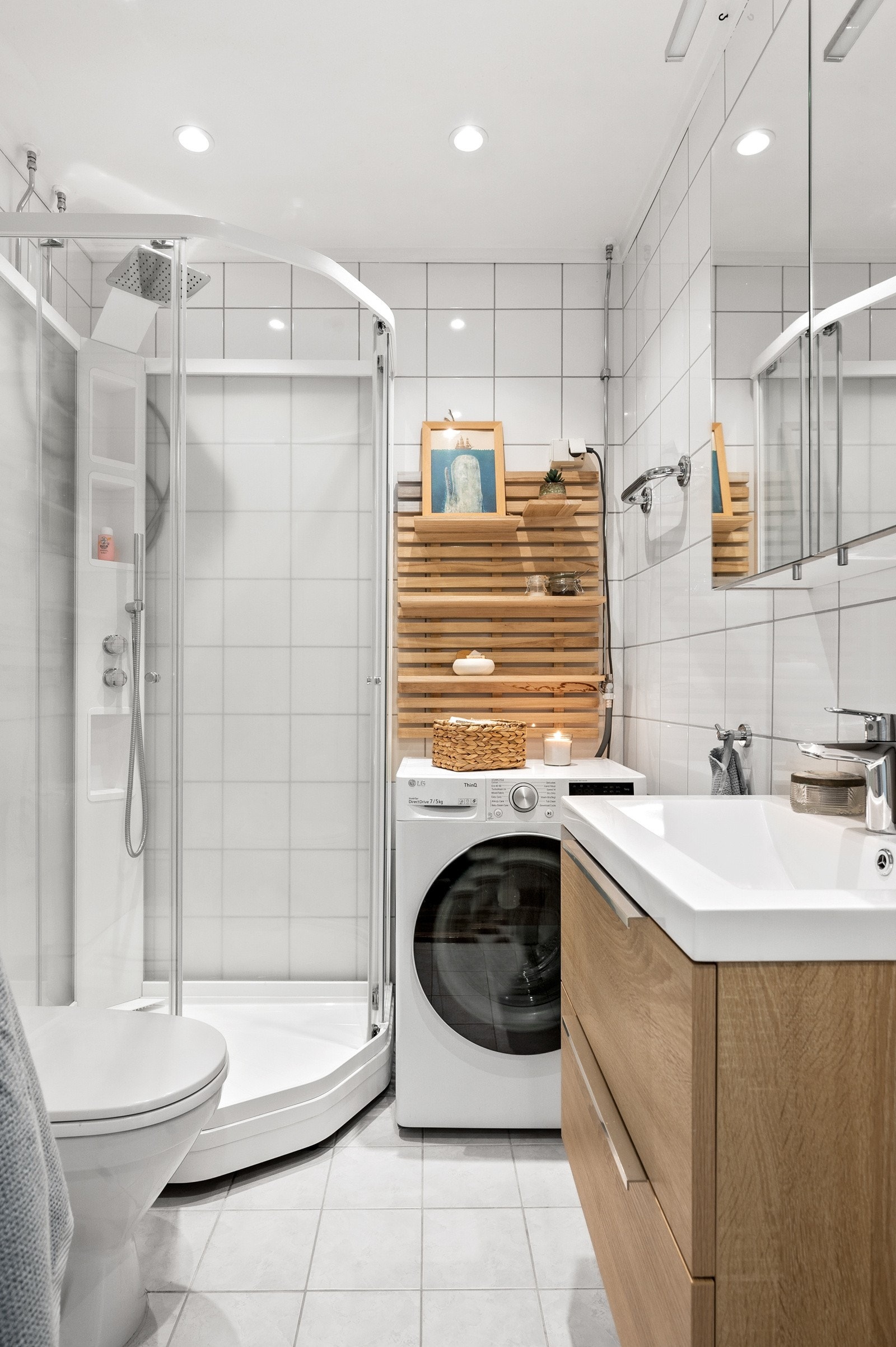 Badet er pusset opp i regi av sameiet i 2007, og nåværende eier har oppgradert det med nytt dusjkabinett. Galleribilde