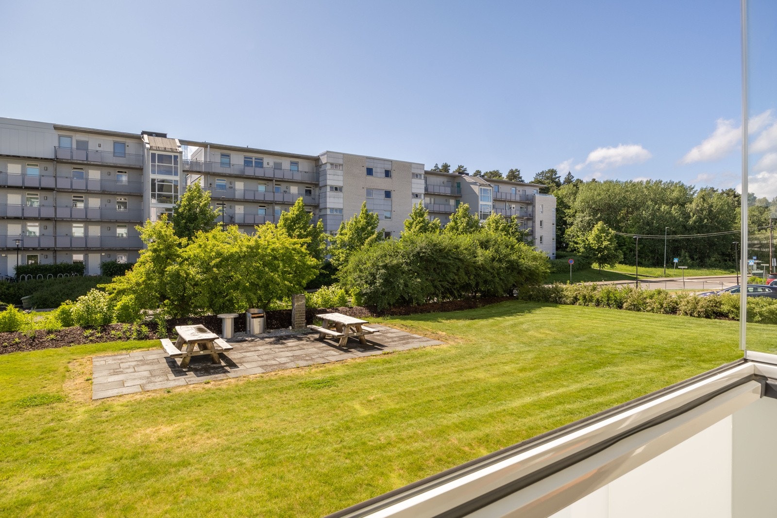 Borettslaget har store, felles grøntarealer med grill og sitteplasser Galleribilde