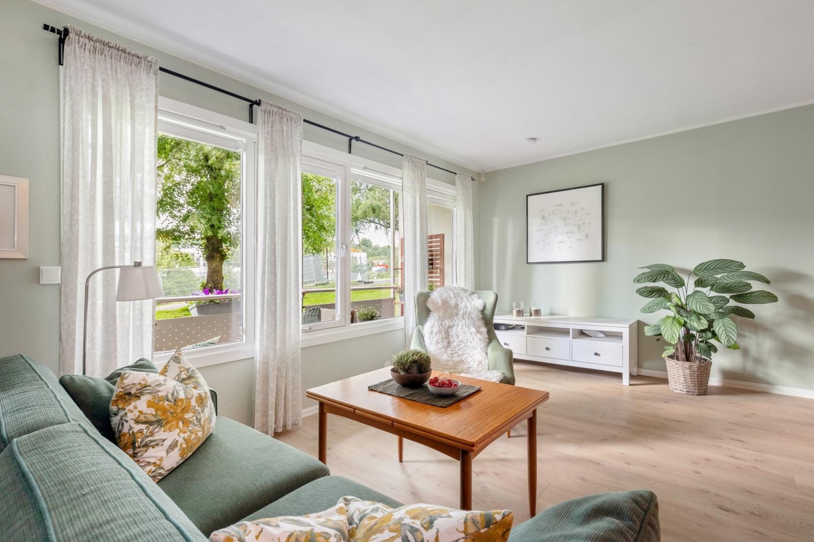 De store vindusflatene fører til at terrassen blir som en forlengelse av stuen. Galleribilde