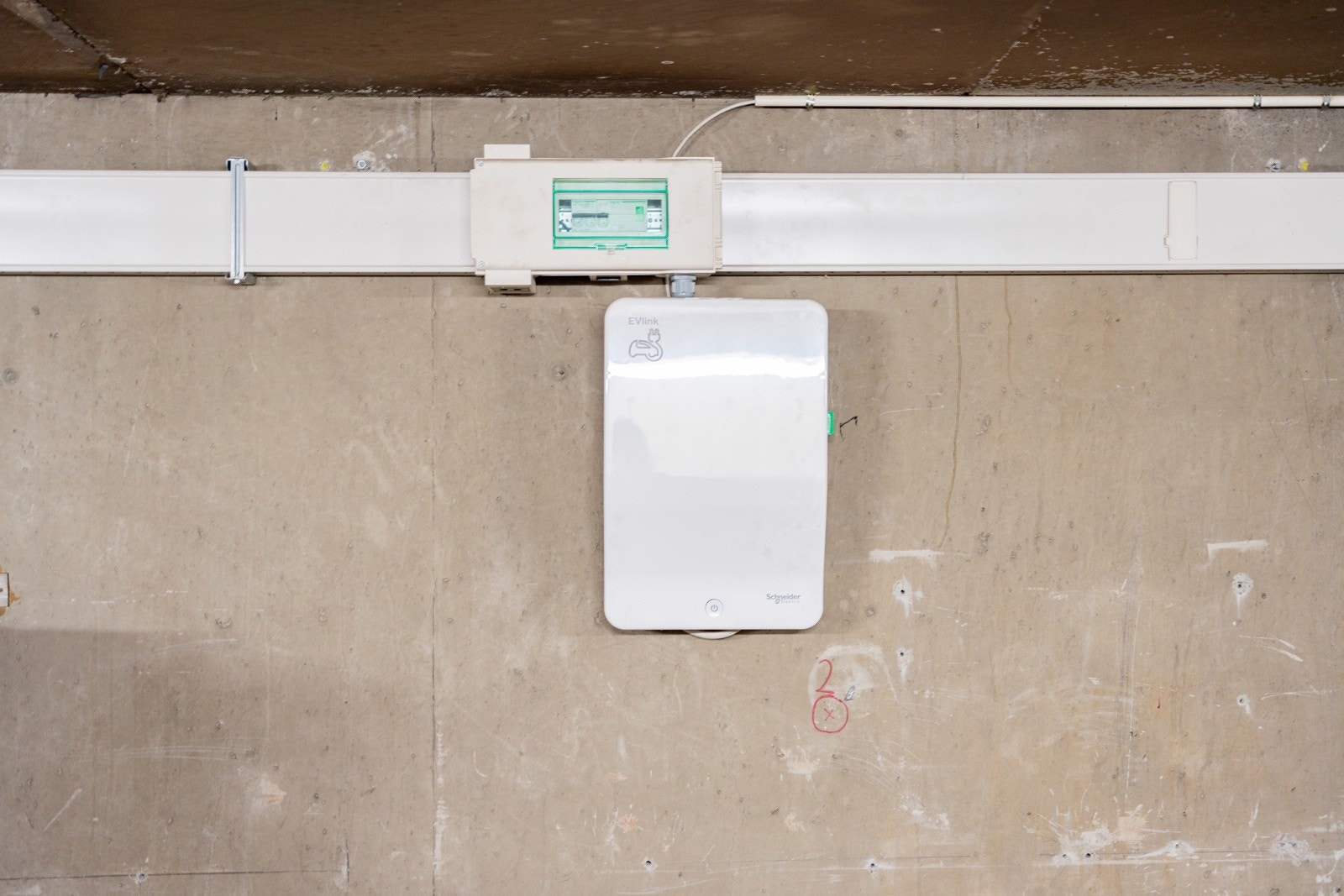 Montert el-billader ved biloppstillingsplassen. Galleribilde