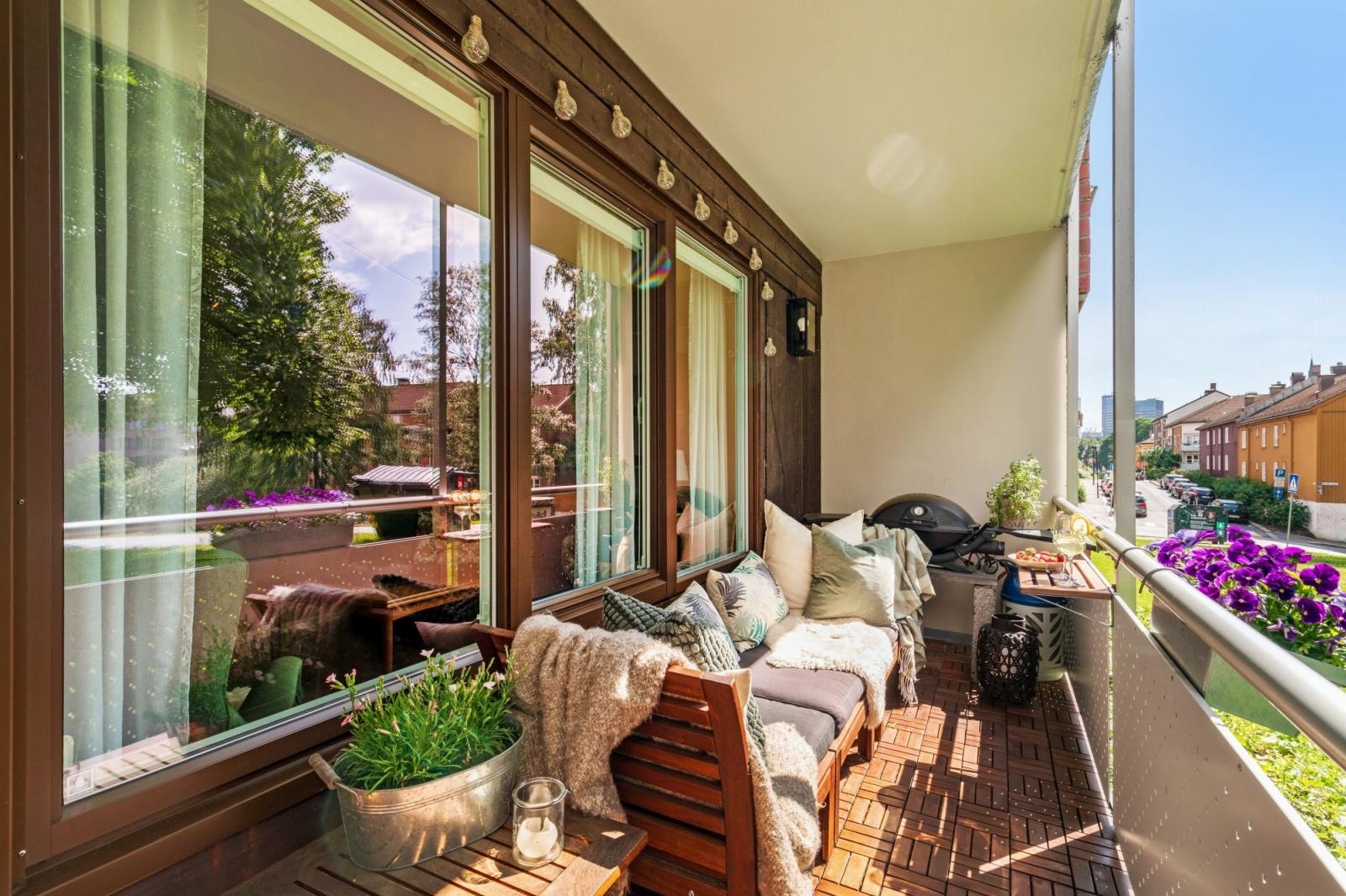 Her er det god plass til ønsket utemøblement, grill og beplantning. Galleribilde