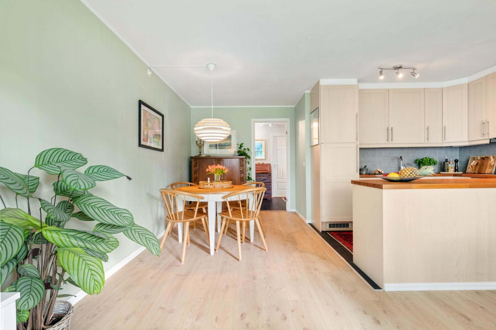 God plass til ønsket møblement som sofa, TV-seksjon og spisegruppe. Malte overflater og gulv med varme folie fra 2019. Galleribilde