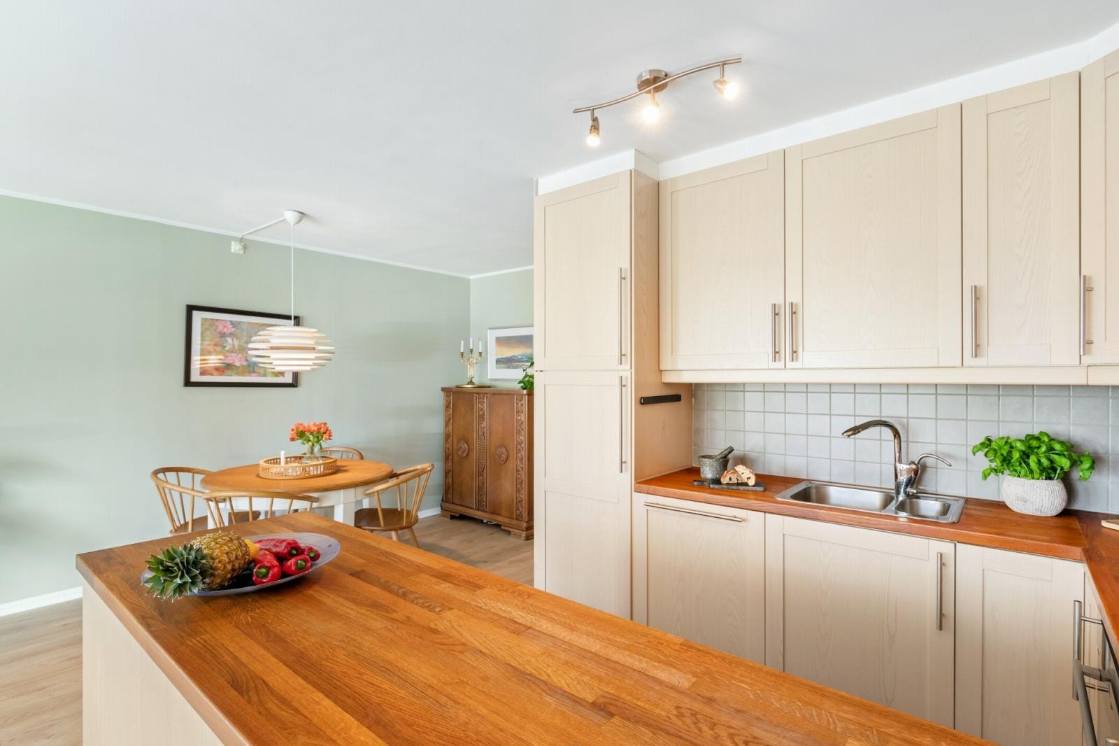 Stuen ligger i en åpen løsning med kjøkkenet som gjør stuen til en meget sosial og hyggelig sone. Galleribilde