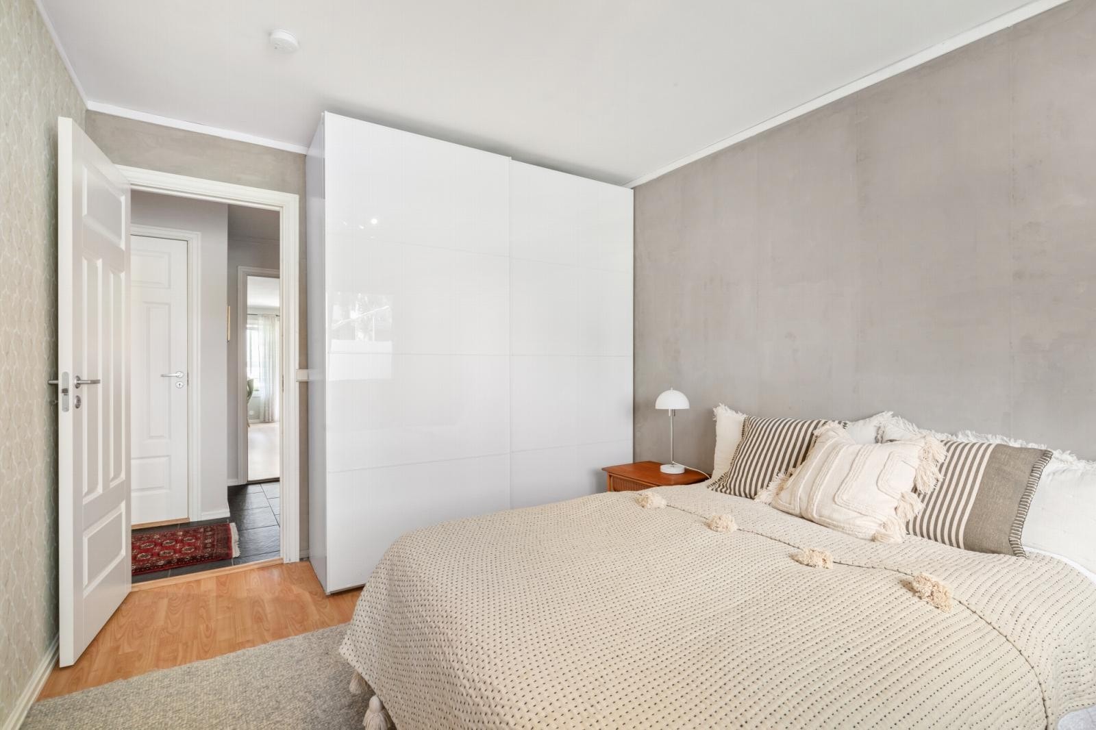 Praktisk skyvedørsgarderobe medfølger. Galleribilde