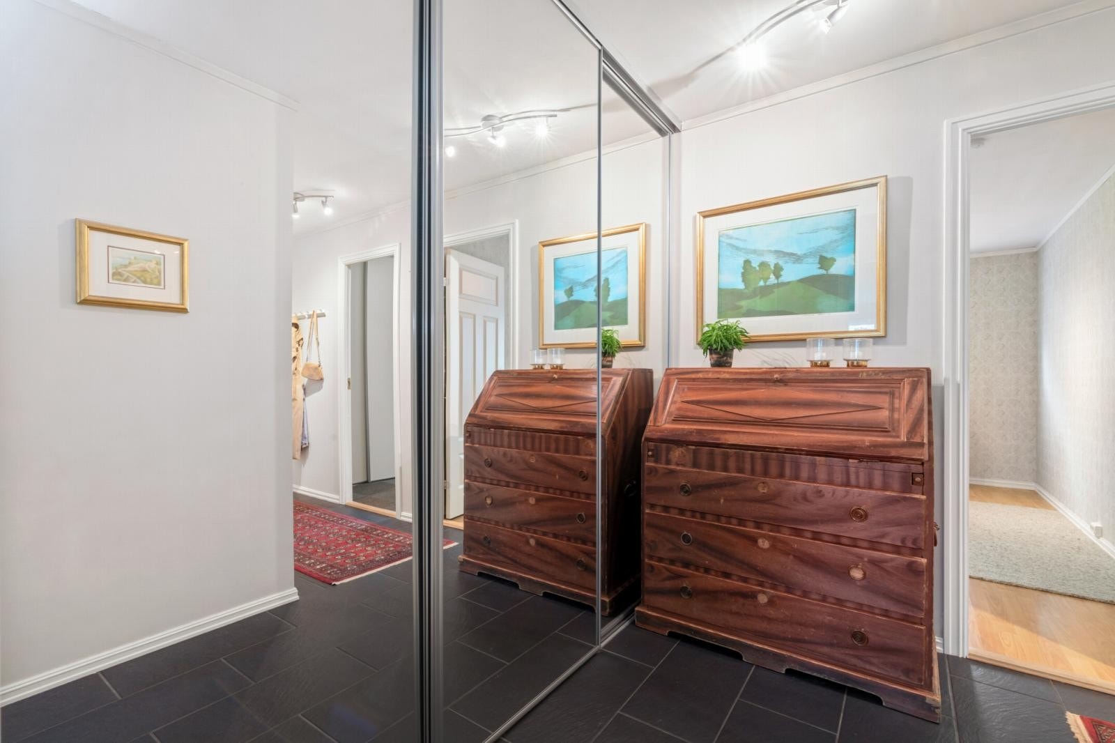 Praktisk skyvedørsgarderobe i gang med mye lagringsplass. Galleribilde