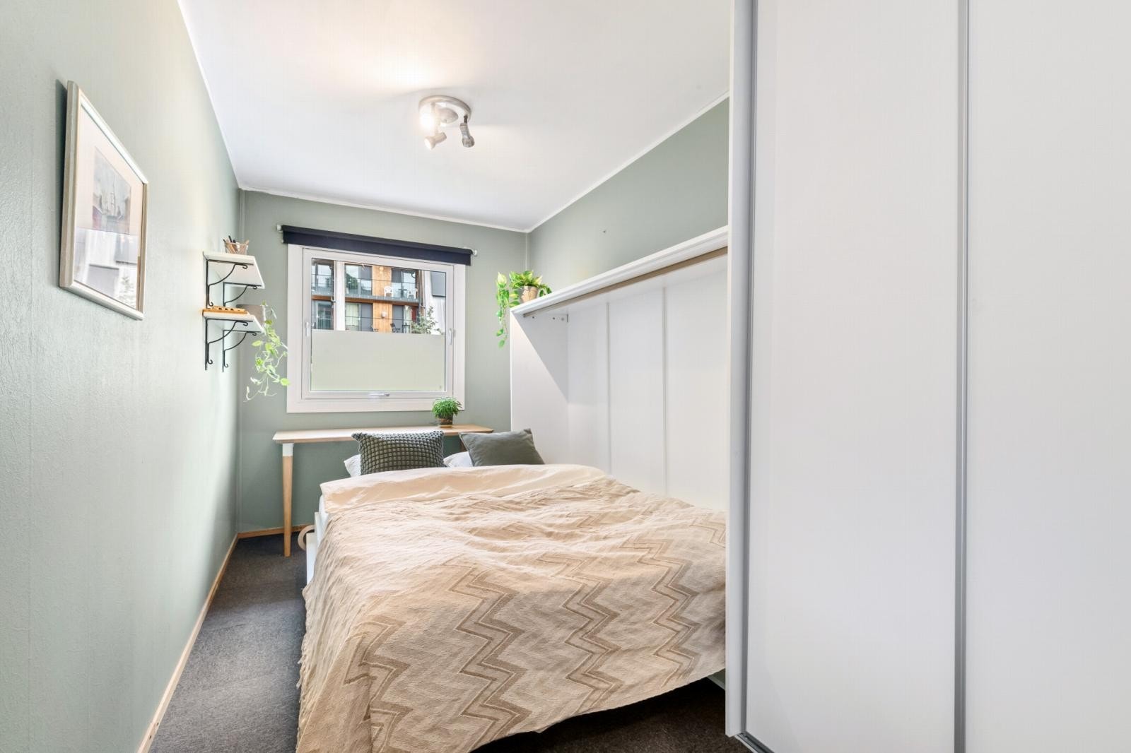 Praktisk skapseng og skyvedørsgarderobe medfølger. Galleribilde