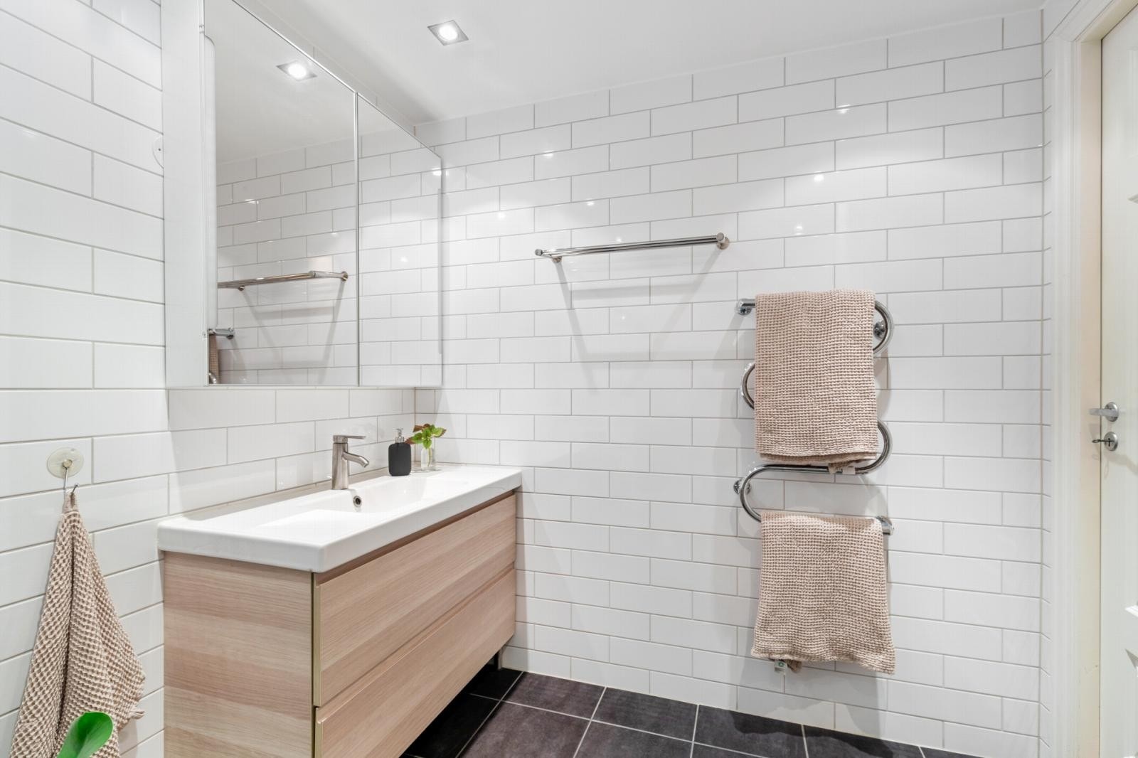 Servantinnredning og speilskap fra 2016/2017. Galleribilde